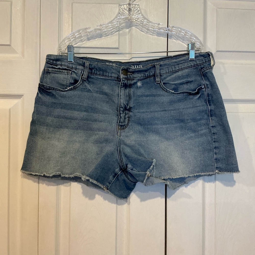 🩷 a.n.a. High Rise Distressed Denim Jean Shorts - Size 18